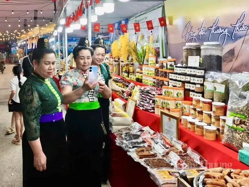 Không gian văn hóa, sản phẩm OCOP hút khách tại Lễ hội Hoa Ban