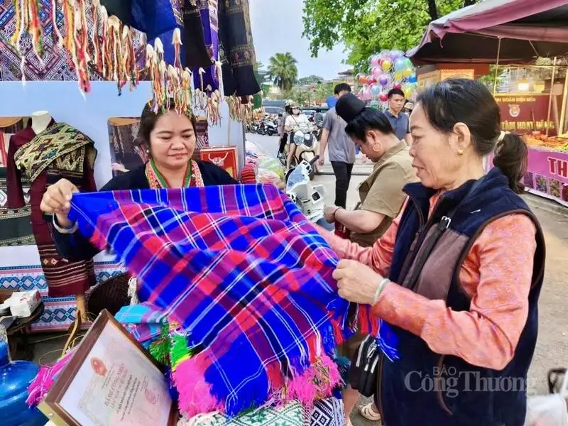 Không gian văn hóa, sản phẩm OCOP hút khách tại Lễ hội Hoa Ban