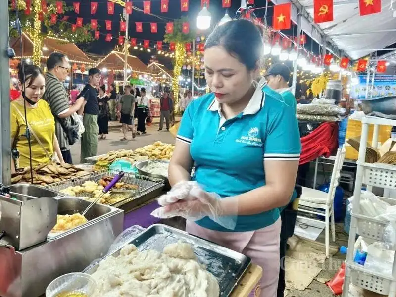 Không gian văn hóa, sản phẩm OCOP hút khách tại Lễ hội Hoa Ban