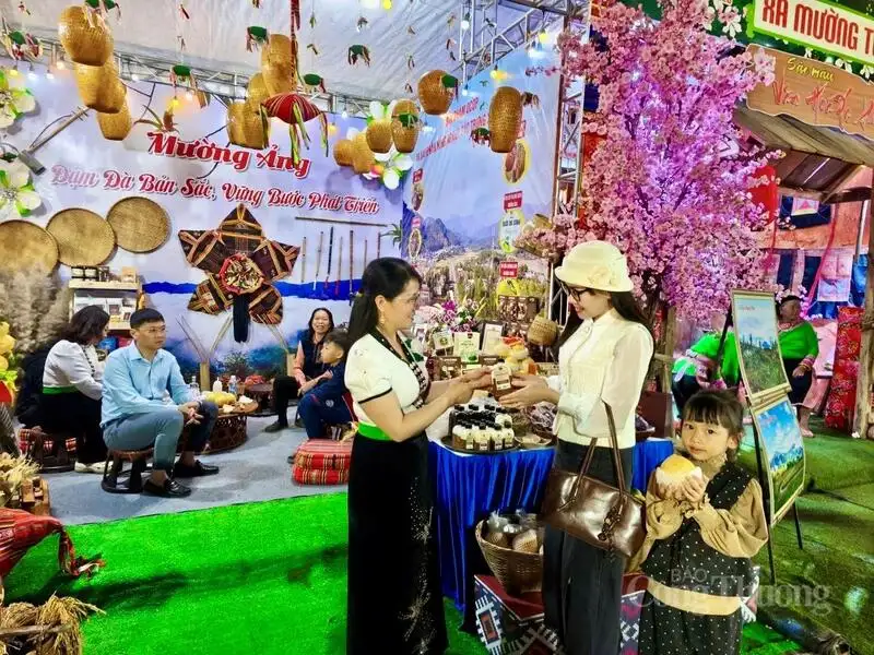 Không gian văn hóa, sản phẩm OCOP hút khách tại Lễ hội Hoa Ban