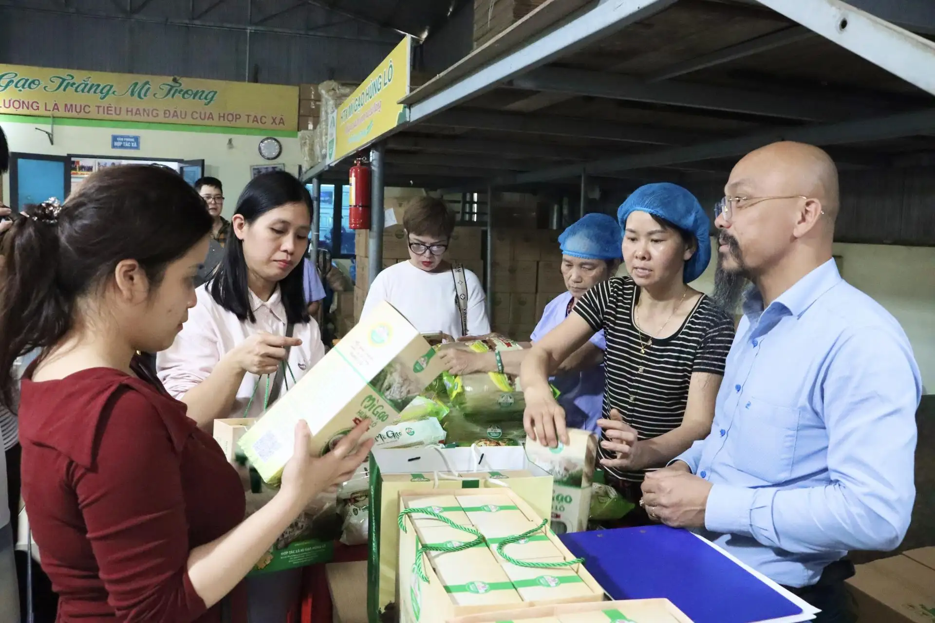 Những người thức giấc khi “bình minh chưa lên”, mang mì gạo ra thế giới