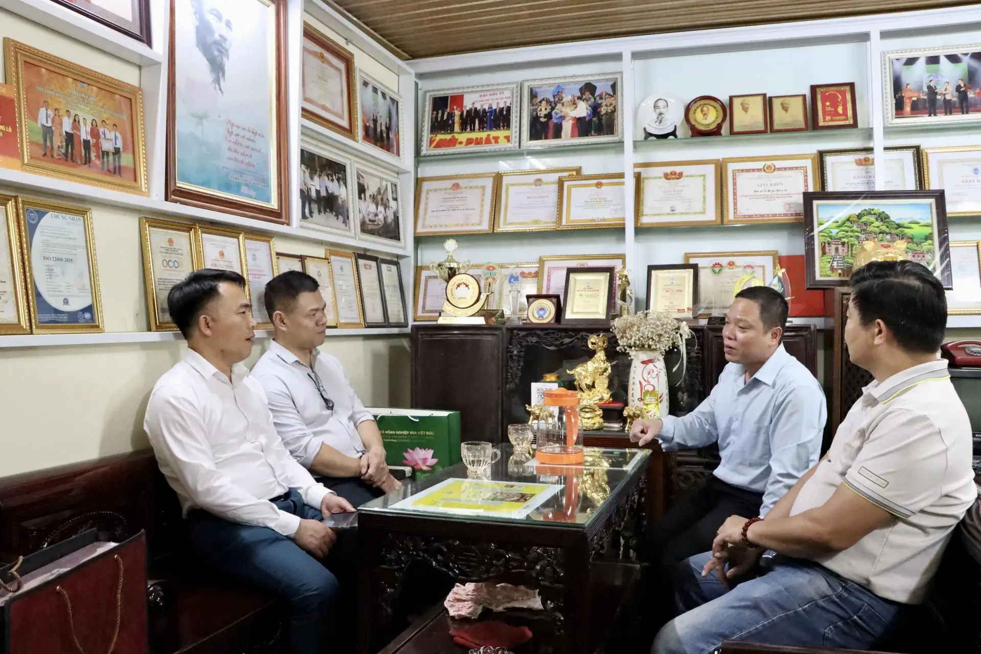 Những người thức giấc khi “bình minh chưa lên”, mang mì gạo ra thế giới