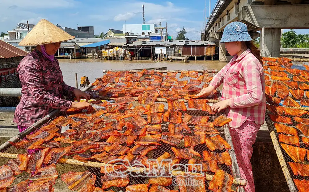 Phụ nữ giúp nhau giảm nghèo