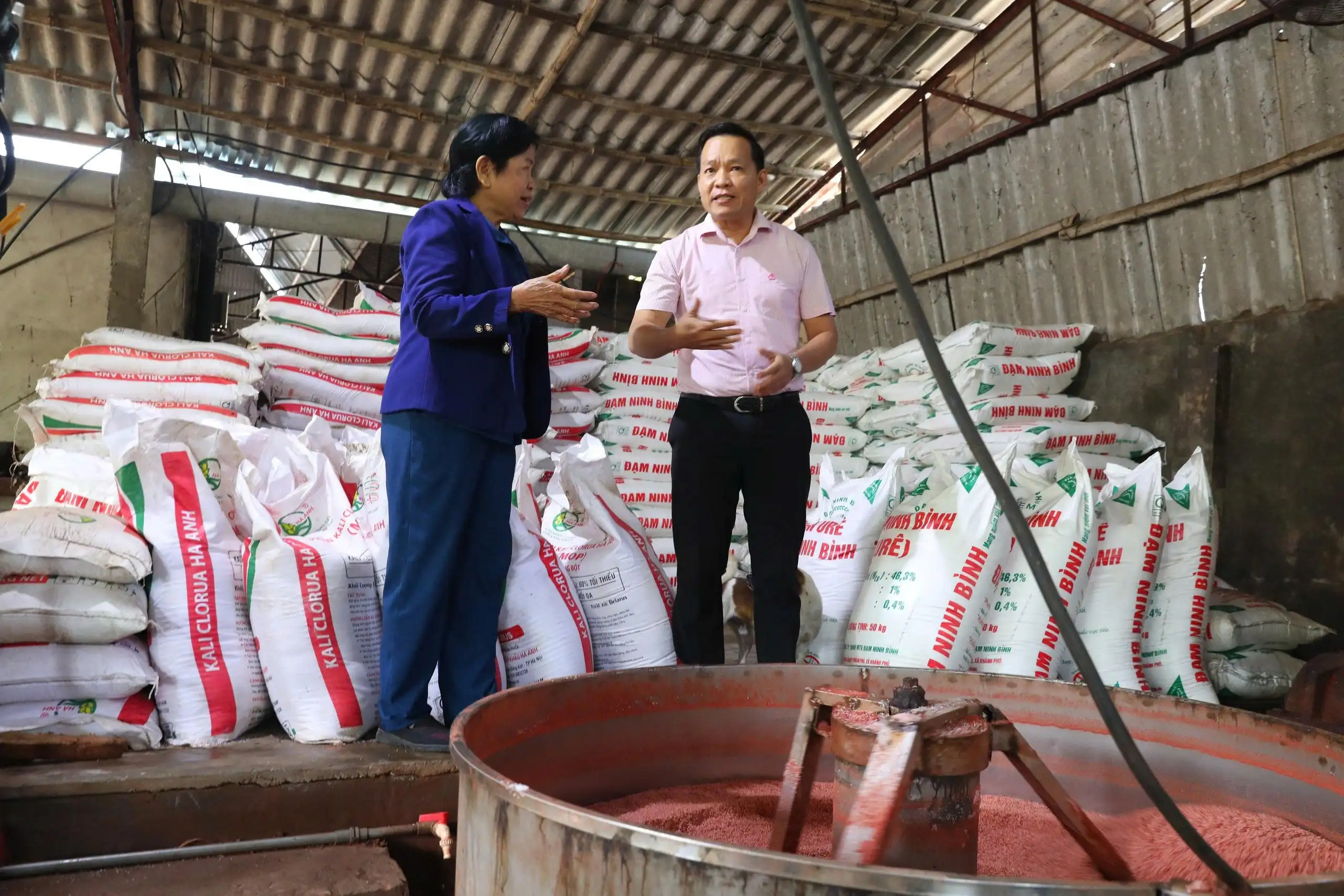 Phụ nữ “hai giỏi” mài đất ngọc để thoát nghèo