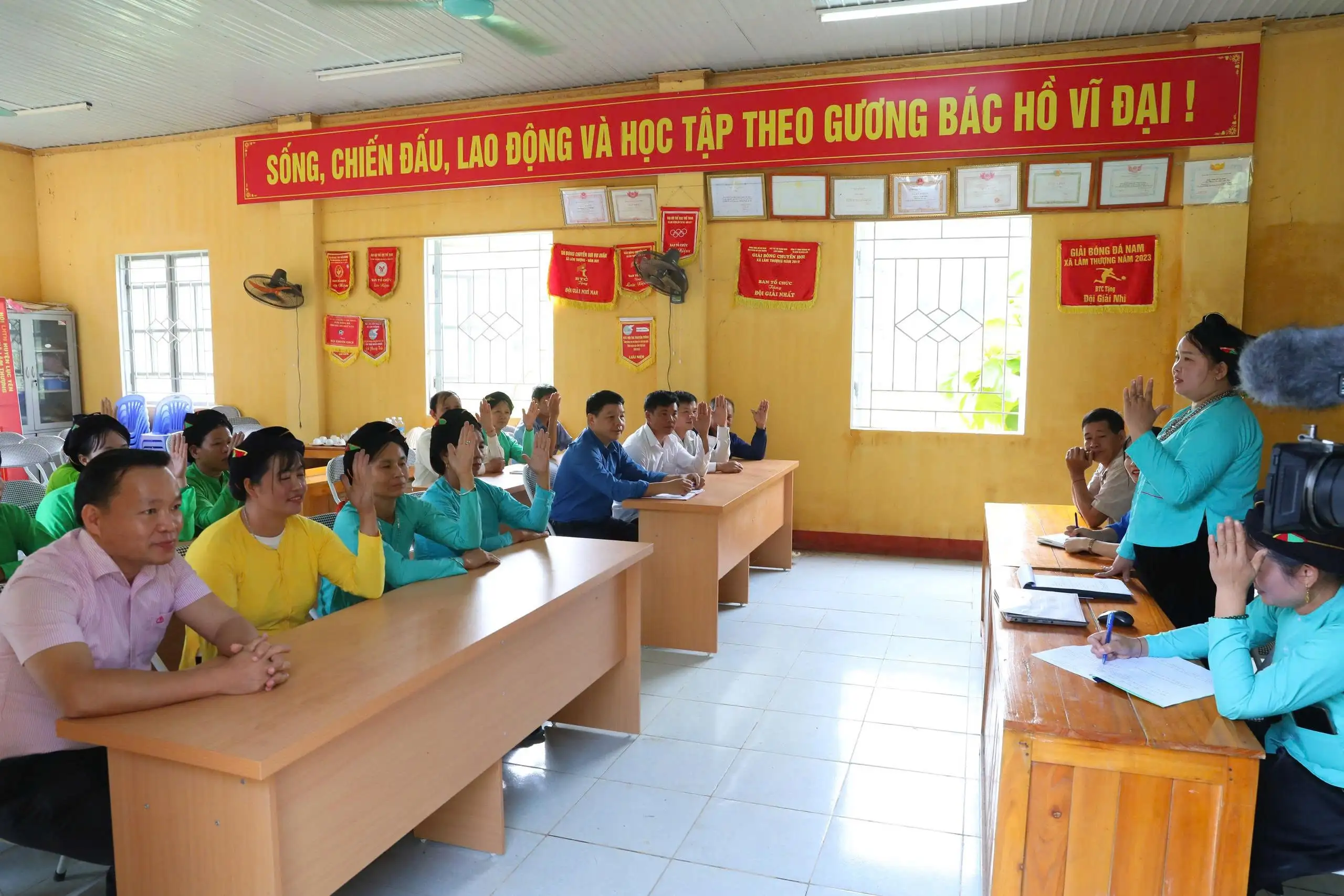 Phụ nữ “hai giỏi” mài đất ngọc để thoát nghèo