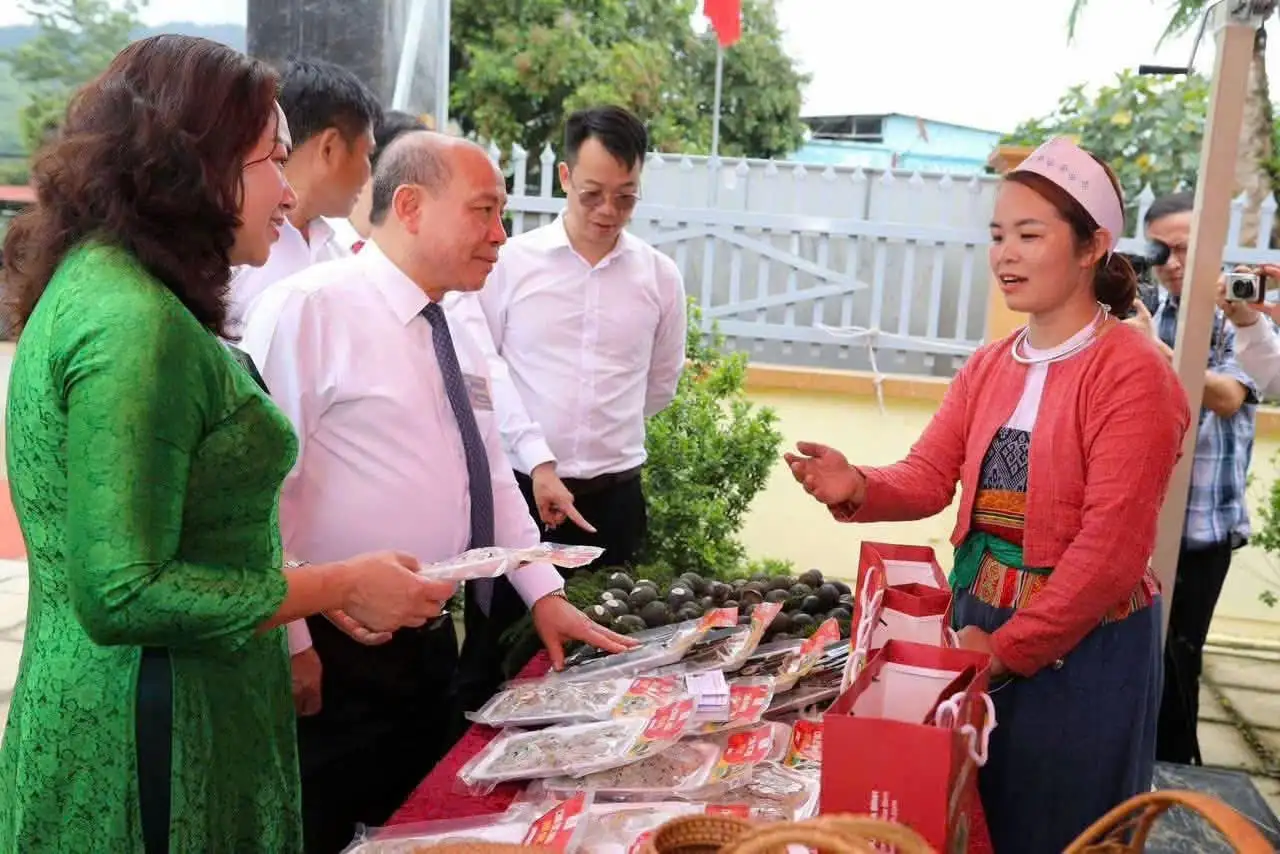 Phú Thọ: Chuyện người phụ nữ Mường “bỏ phố, về rừng” đưa ốc nhồi vào ống nứa, kiến tạo sinh kế OCOP 3 sao