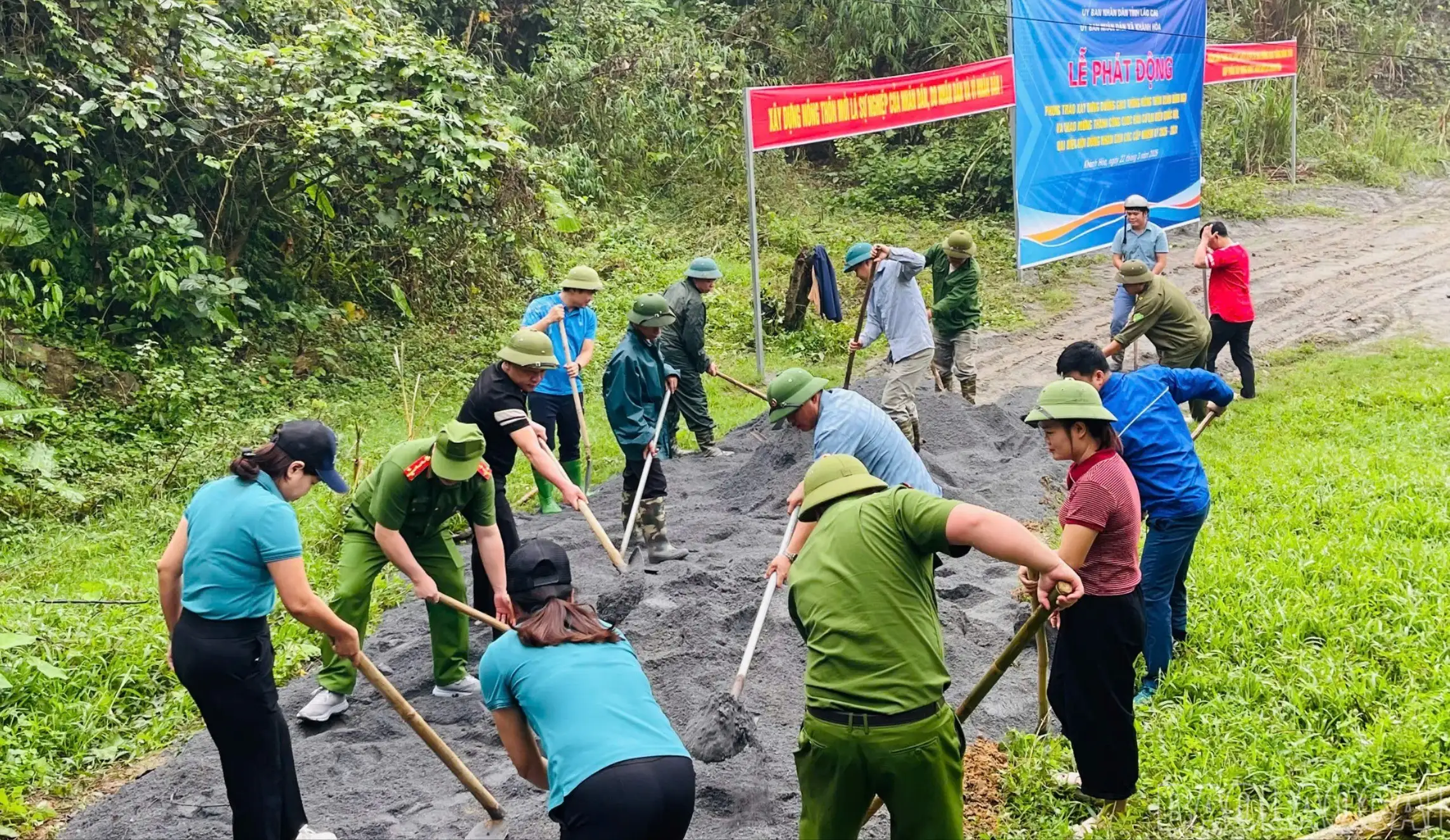 Sôi nổi phong trào làm đường giao thông nông thôn