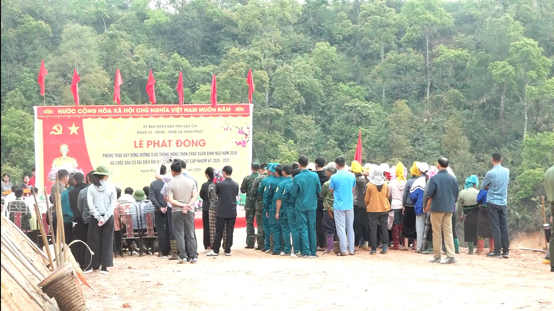 Sôi nổi phong trào làm đường giao thông nông thôn