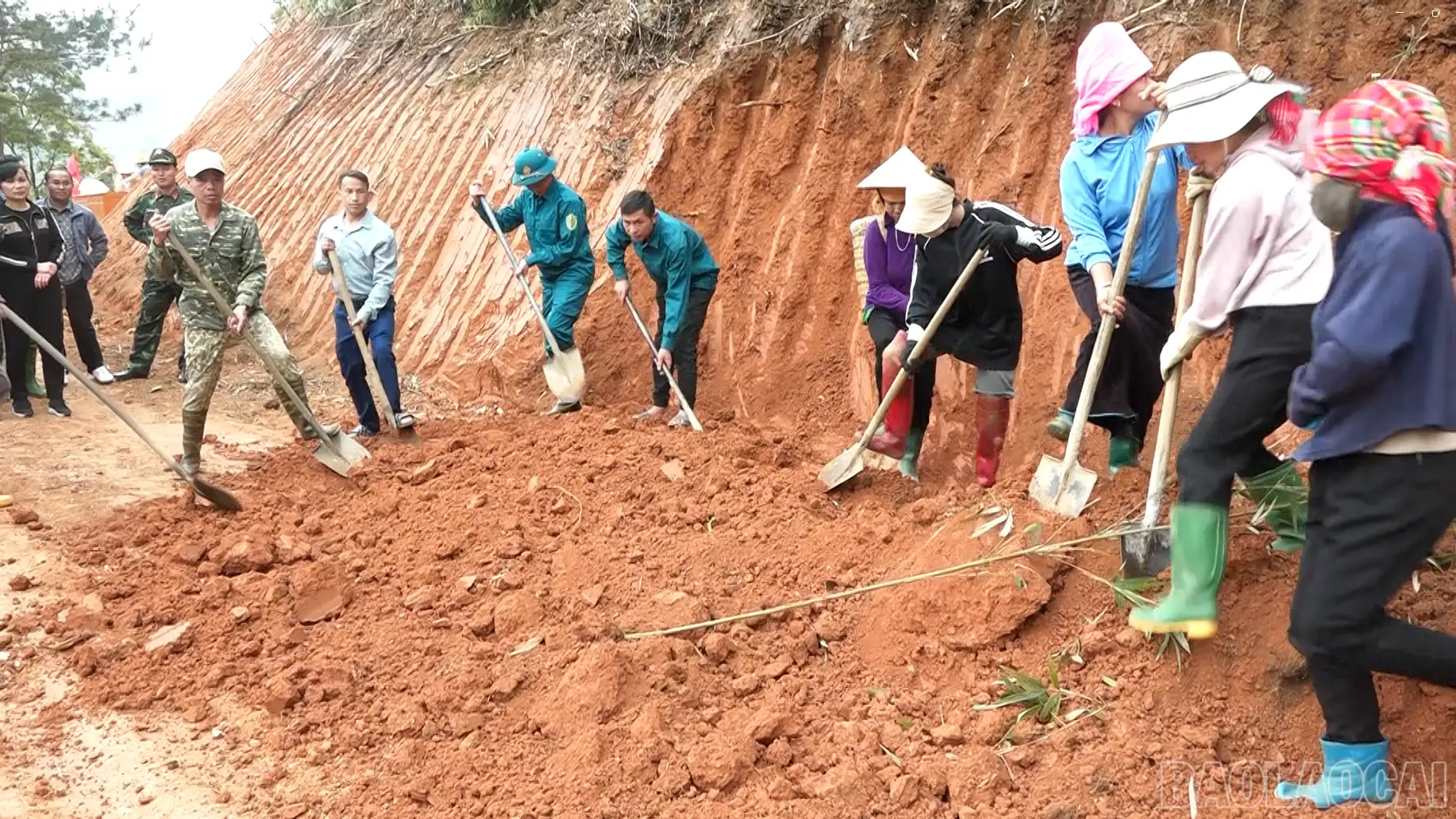 Sôi nổi phong trào làm đường giao thông nông thôn