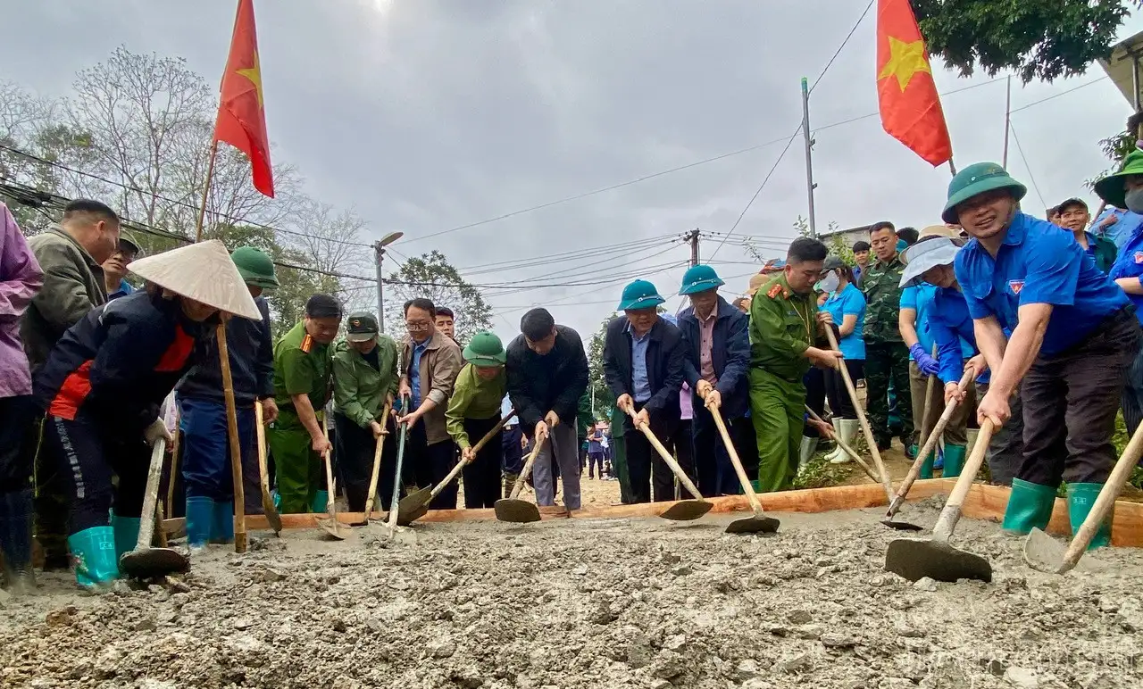 Sôi nổi phong trào làm đường giao thông nông thôn