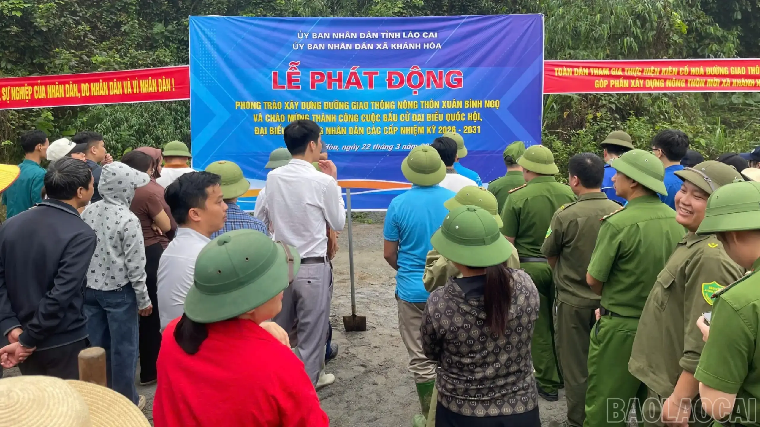 Sôi nổi phong trào làm đường giao thông nông thôn