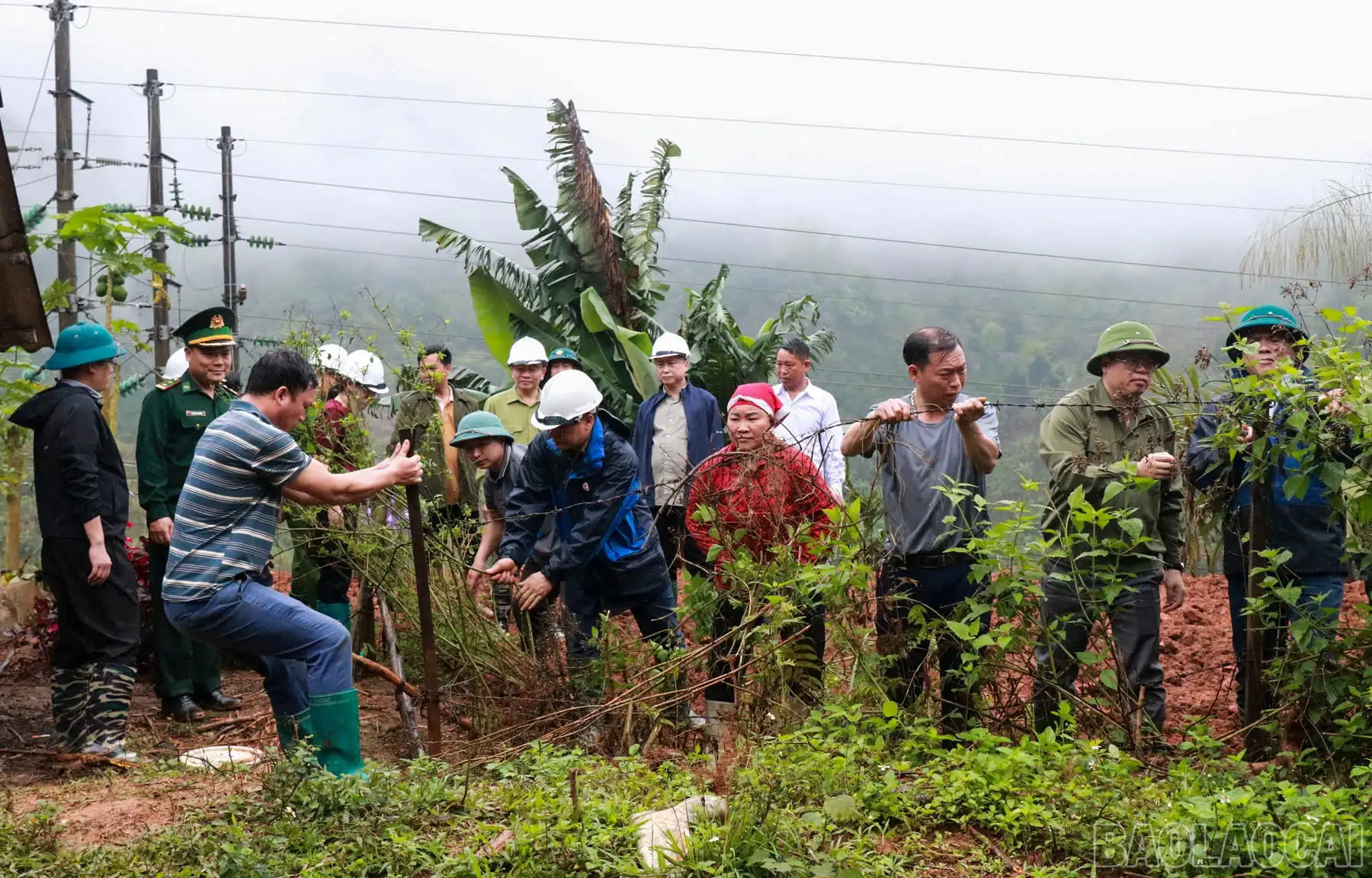 Xã Bát Xát và Bảo Thắng ra quân làm đường giao thông nông thôn