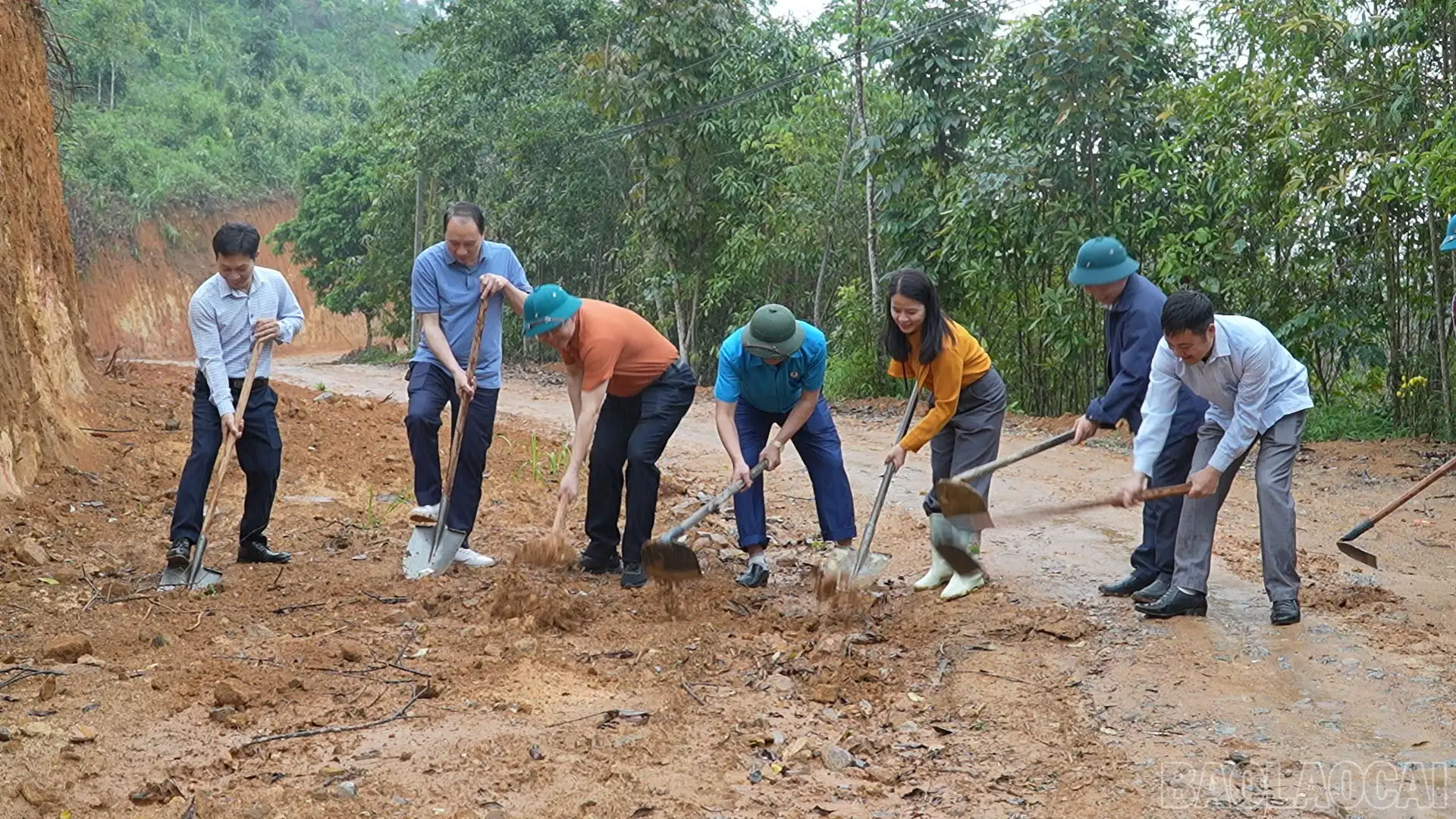 Xã Bát Xát và Bảo Thắng ra quân làm đường giao thông nông thôn