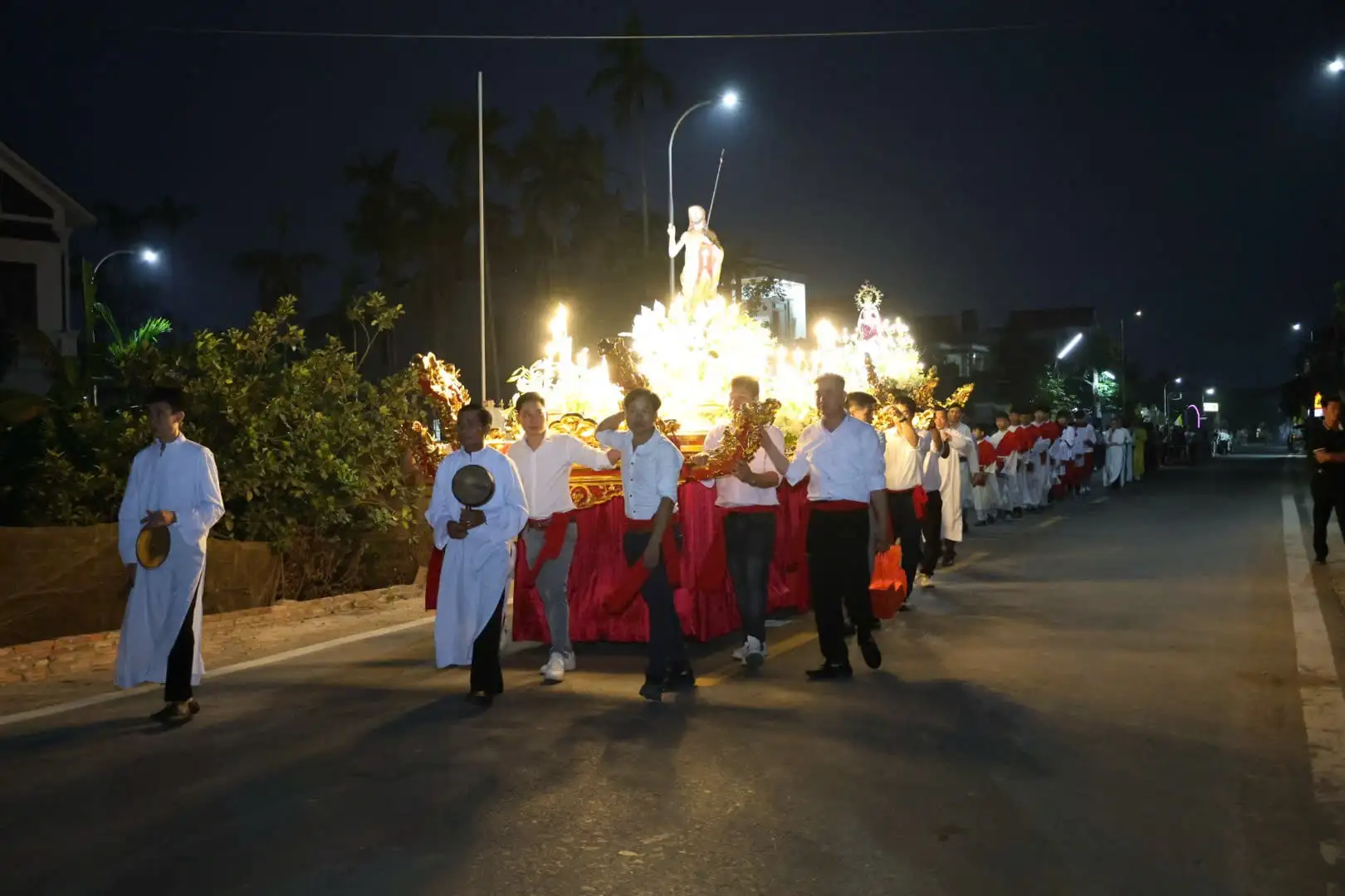 Bà con Giáo xứ Đồng Bình: Mừng lễ Phục sinh, chung tay xây dựng nông thôn mới