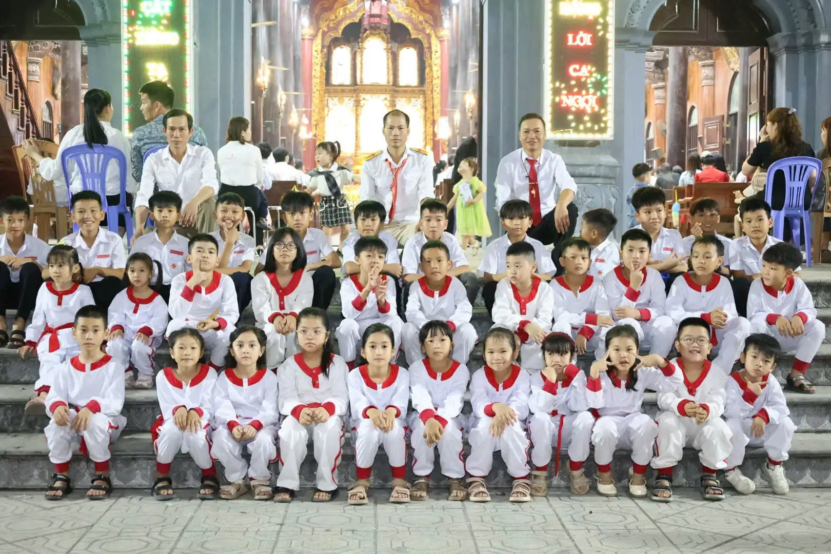 Bà con Giáo xứ Đồng Bình: Mừng lễ Phục sinh, chung tay xây dựng nông thôn mới