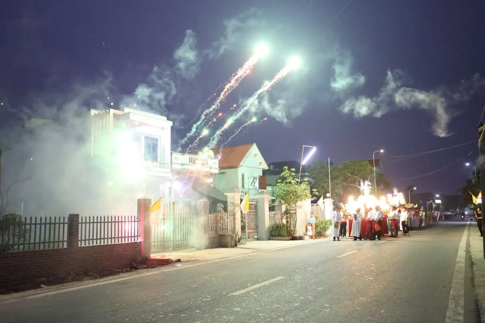 Bà con Giáo xứ Đồng Bình: Mừng lễ Phục sinh, chung tay xây dựng nông thôn mới