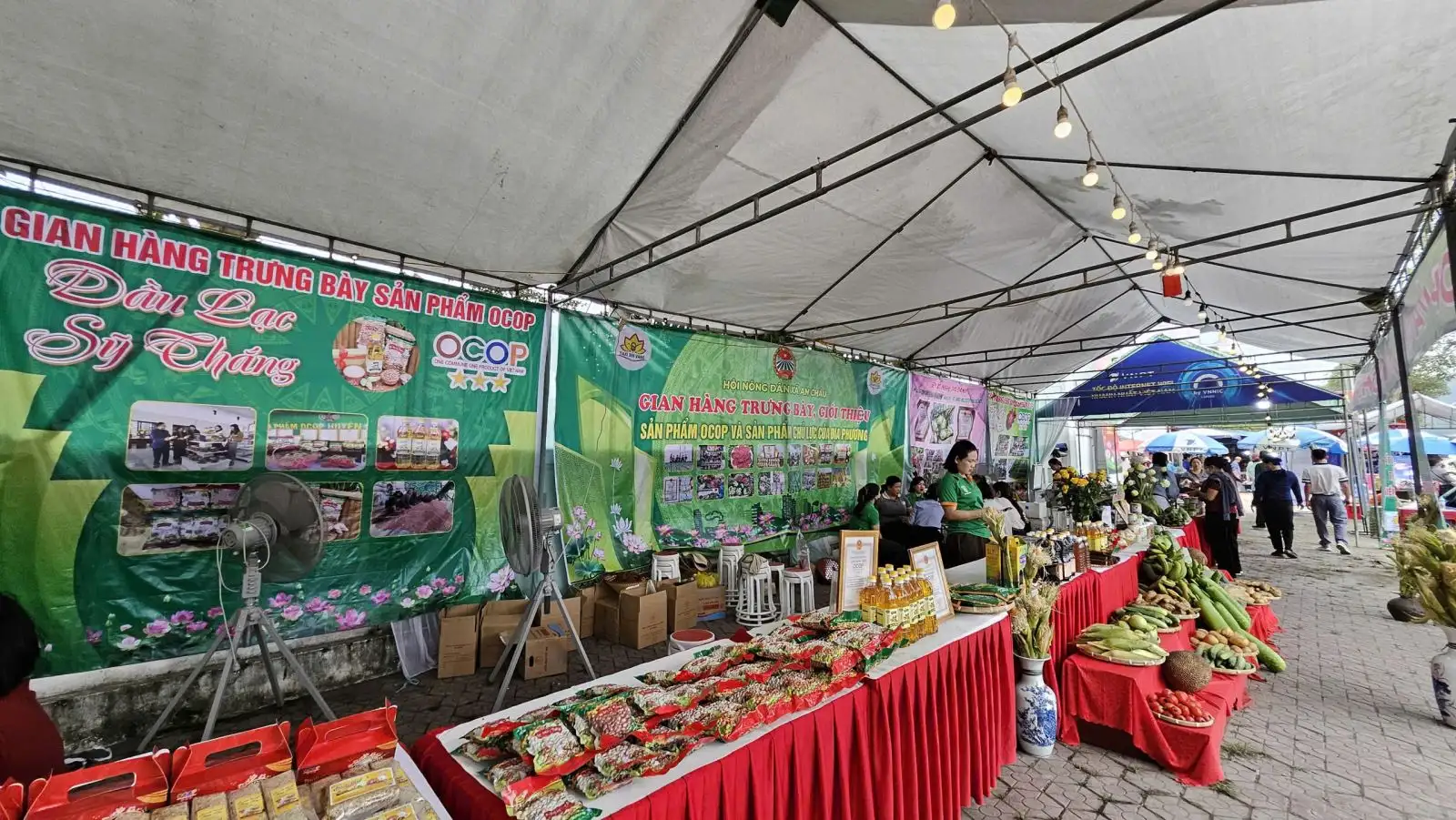 Nhiều sản phẩm OCOP trưng bày tại Lễ hội đền Cuông
