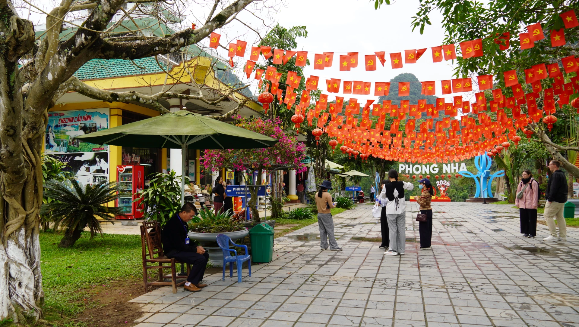 Sản phẩm lưu niệm và quà tặng cho khách du lịch: Thừa tiềm năng nhưng thiếu sản phẩm