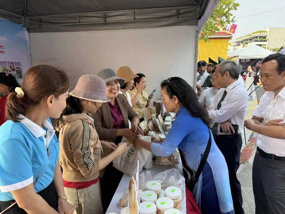 Sản vật miền núi Trà Leng, Hiệp Đức hút khách tại Lễ hội Cầu ngư biển Đà Nẵng