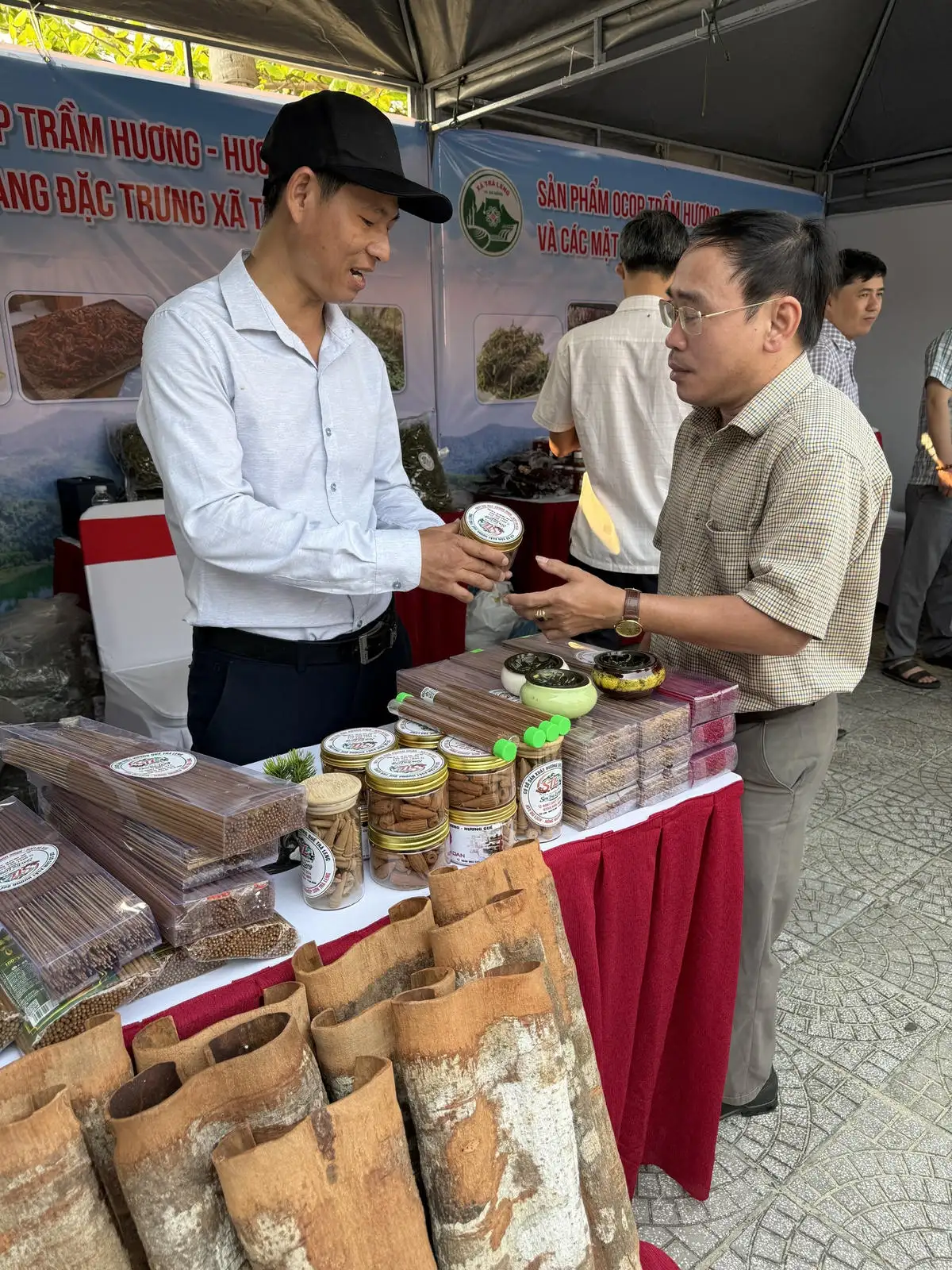 Sản vật miền núi Trà Leng, Hiệp Đức hút khách tại Lễ hội Cầu ngư biển Đà Nẵng