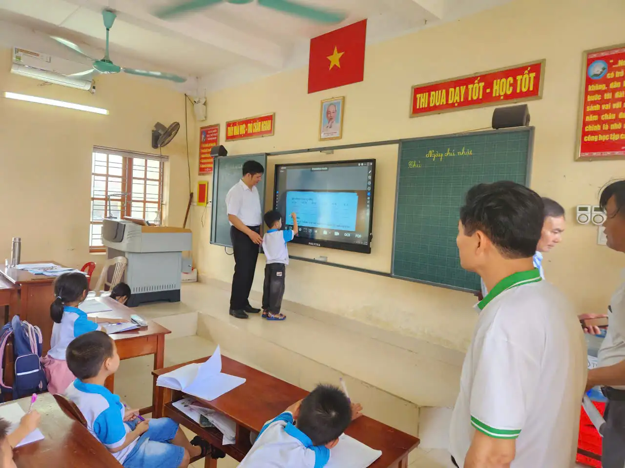 Tổ chức đoàn học tập, trao đổi kinh nghiệm về thực hiện Chương trình mục tiêu quốc gia xây dựng nông thôn mới