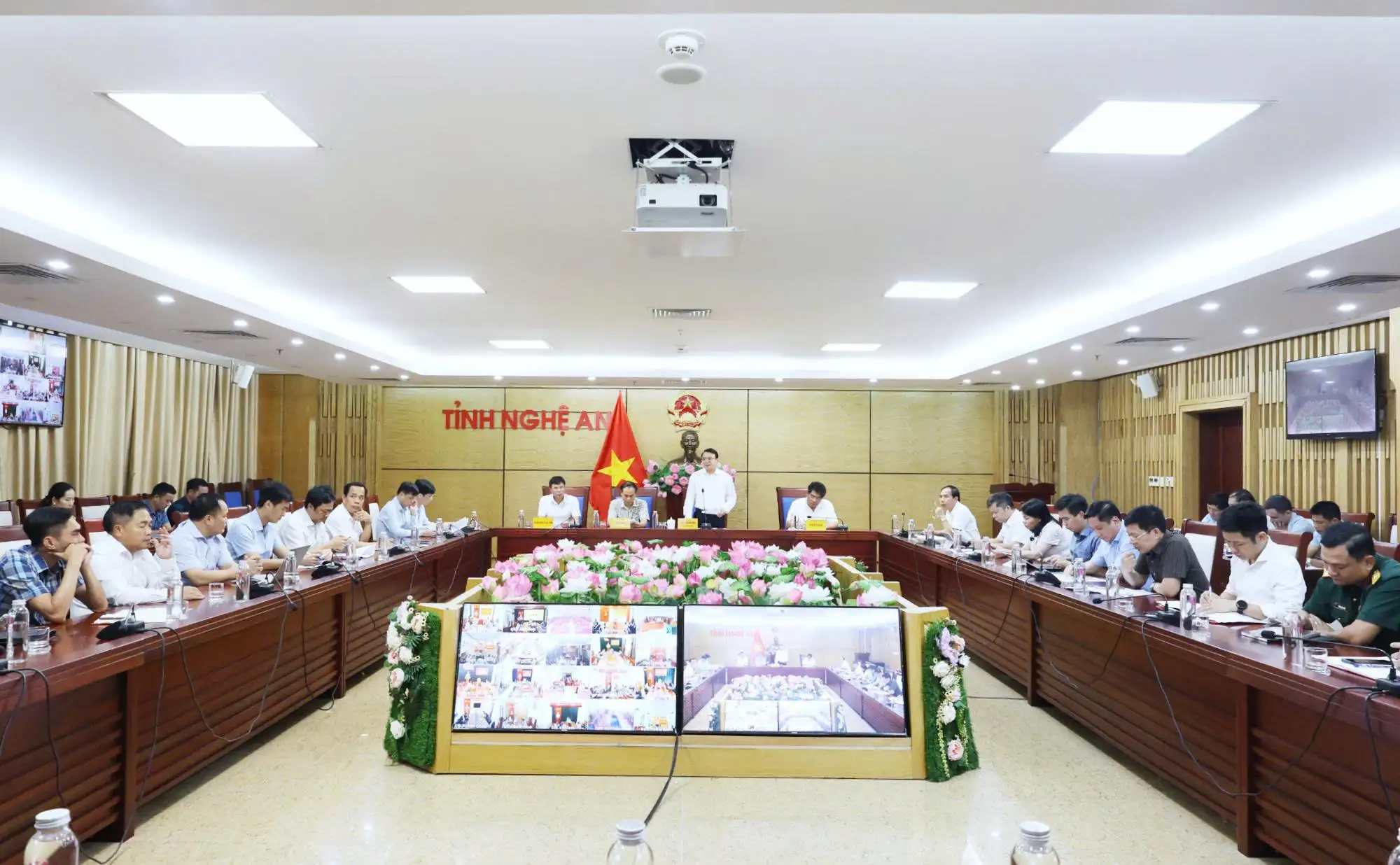 Hội nghị trực tuyến tháo gỡ khó khăn, vướng mắc và đôn đốc thực hiện giải ngân Chương trình MTQG xây dựng nông thôn mới, giảm nghèo bền vững và phát triển KTXH vùng đồng bào DTTS và miền núi trên địa bàn tỉnh Nghệ An
